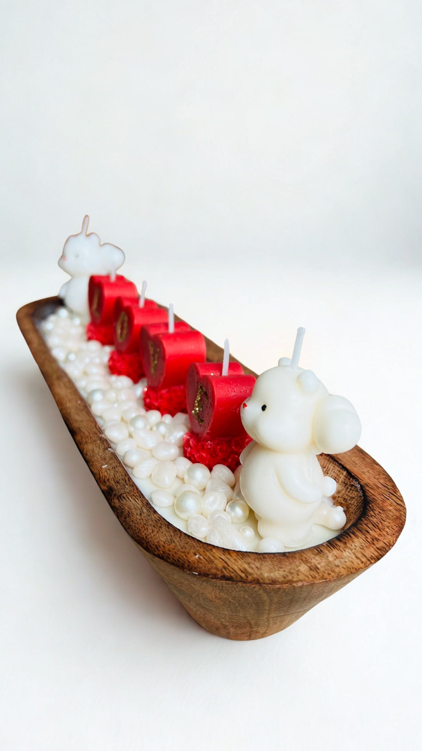 Handmade Soy Wax Wooden Bowl Candle with Cat Figurines, Hearts, Pearls & LOVE Letters – Unique Gift | Candliya
